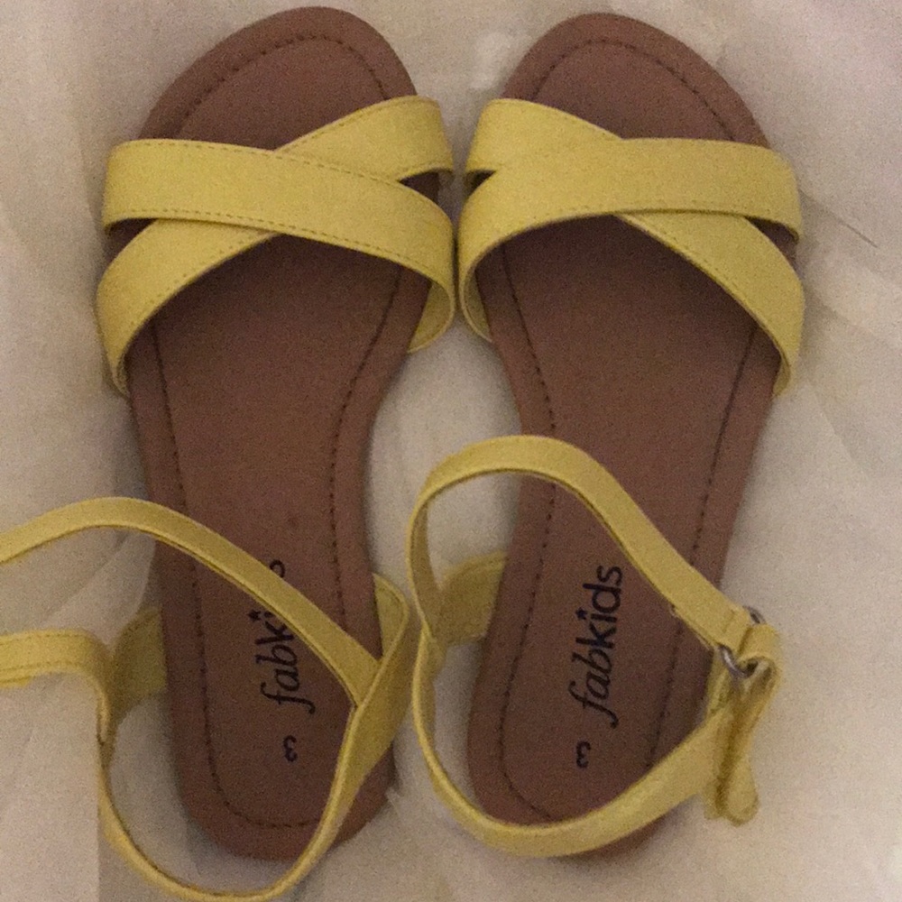Yellow Sandals girls size 3. Great condition!